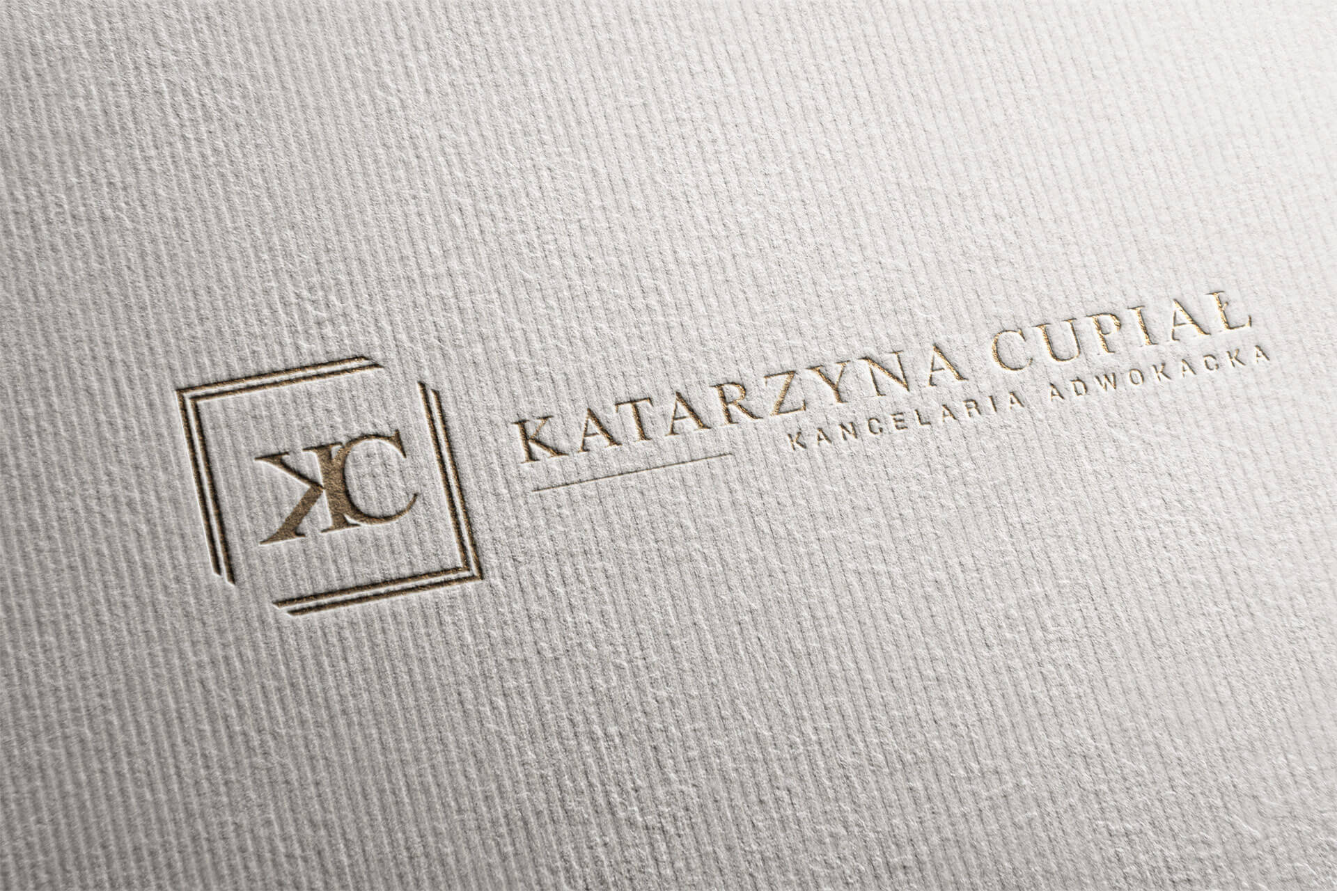 logo dla prawnika i adwokata deliaktne złote